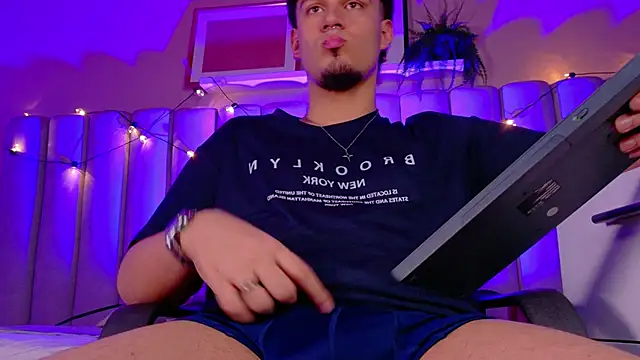 Snapshot of LiamThunder05_ chatting on 11/14/25, 03:05 LiamThunder05 online show from 11/14/25, 03:05