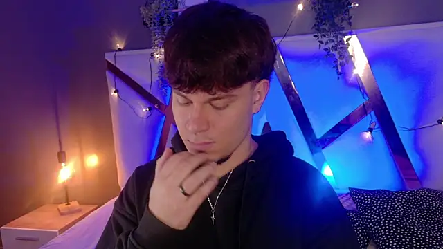 Snapshot of LiamThunder05_ chatting on 11/19/25, 03:17 LiamThunder05 online show from 11/19/25, 03:17