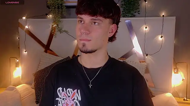 Snapshot of LiamThunder05_ chatting on 11/21/25, 08:07 LiamThunder05 online show from 11/21/25, 08:07