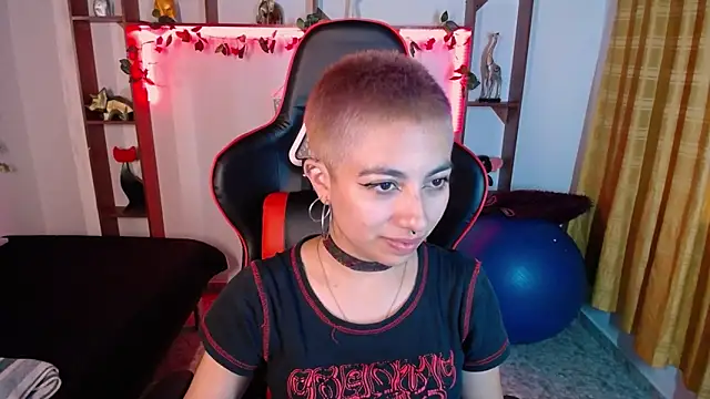 Snapshot of lunarichy22 chatting on 11/05/25, 08:20 lunarichy22 online show from 11/05/25, 08:20