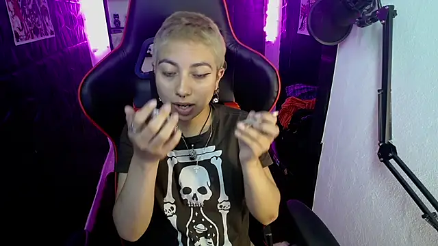 Snapshot of lunarichy22 chatting on 11/14/25, 07:56 lunarichy22 online show from 11/14/25, 07:56