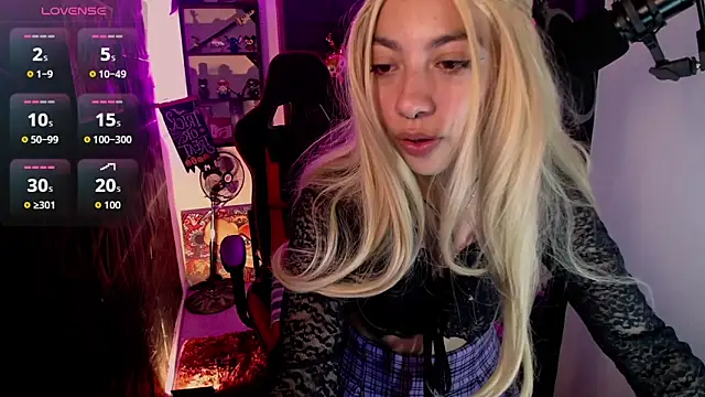 Snapshot of lunarichy22 chatting on 11/18/25, 09:41 lunarichy22 online show from 11/18/25, 09:41