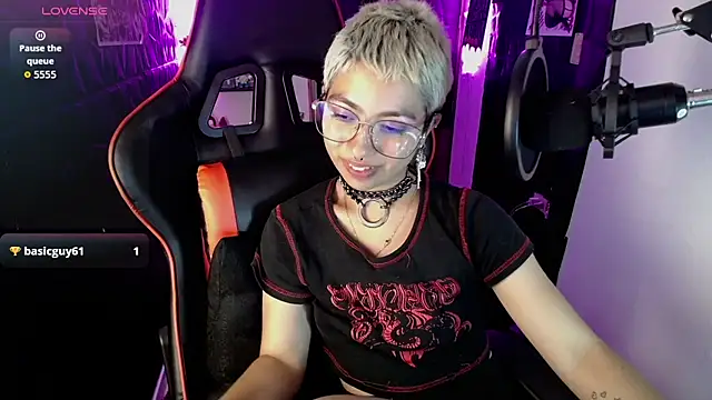 Snapshot of lunarichy22 chatting on 12/16/25, 10:15 lunarichy22 online show from 12/16/25, 10:15