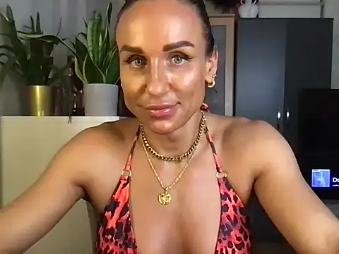 Snapshot of GluteQueenE chatting on 11/13/25, 07:35 GluteQueenE online show from 11/13/25, 07:35