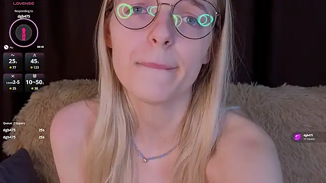 Snapshot of MonicaShiny chatting on 10/26/25, 06:03 MonicaShiny online show from 10/26/25, 06:03