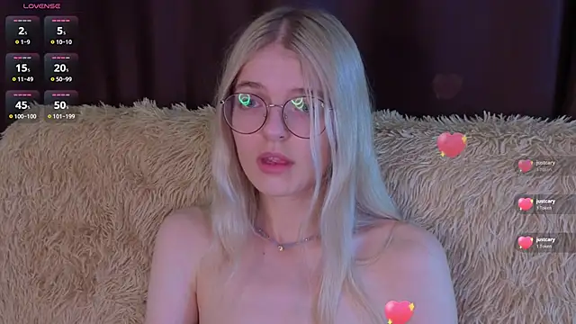 Snapshot of MonicaShiny chatting on 11/12/25, 07:13 MonicaShiny online show from 11/12/25, 07:13