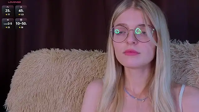 Snapshot of MonicaShiny chatting on 11/14/25, 05:44 MonicaShiny online show from 11/14/25, 05:44