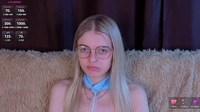 Snapshot of MonicaShiny chatting on 11/24/25, 07:13 MonicaShiny online show from 11/24/25, 07:13