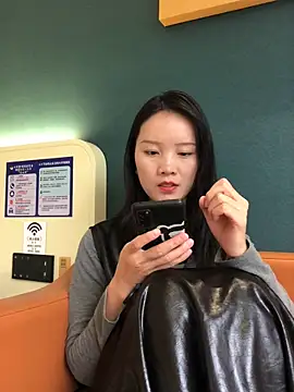 Snapshot of Mile-m chatting on 11/05/25, 08:03 Mile-m online show from 11/05/25, 08:03