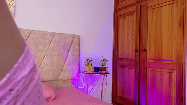 Snapshot of AmyVega_ chatting on 10/08/25, 01:09 AmyVega online show from 10/08/25, 01:09