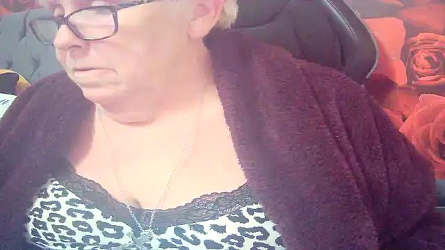 Playful MILF Demi online show from 02/27/26, 11:49