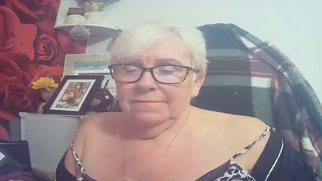 Playful MILF Demi online show from 04/17/26, 09:45