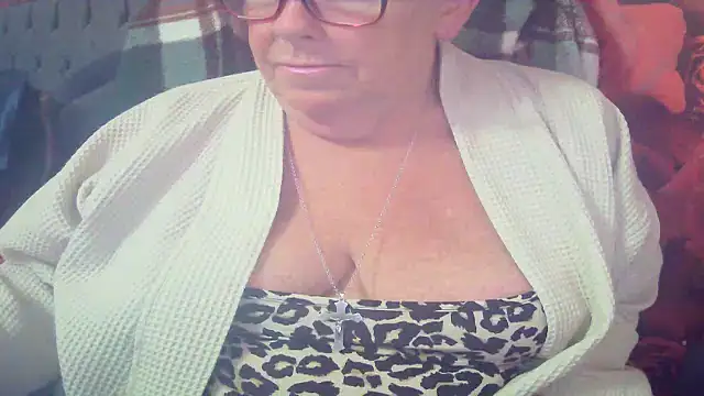 Snapshot of Playful_MILF_Demi chatting on 06/11/26, 08:51 Playful MILF Demi online show from 06/11/26, 08:51