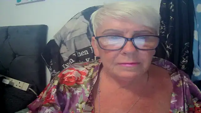 Snapshot of Playful_MILF_Demi chatting on 07/08/26, 06:12 Playful MILF Demi online show from 07/08/26, 06:12