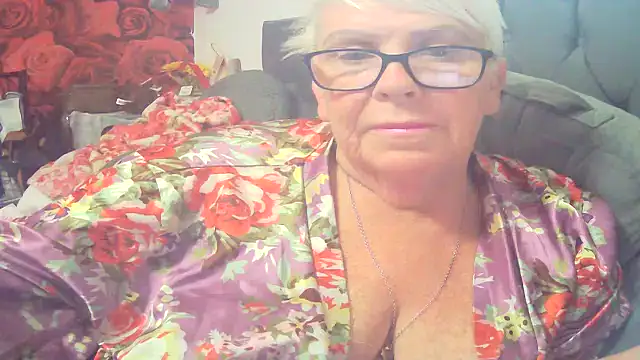 Snapshot of Playful_MILF_Demi chatting on 07/17/26, 08:10 Playful MILF Demi online show from 07/17/26, 08:10