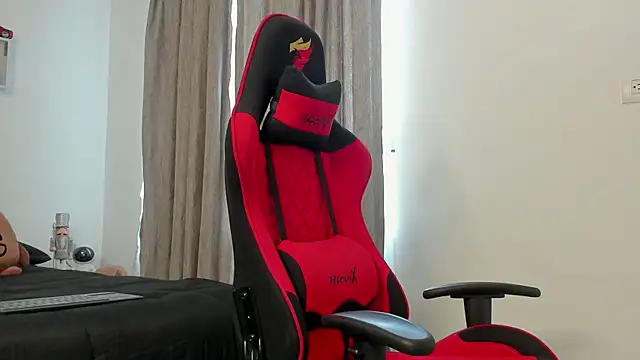 Snapshot of Ezzio_Scolaro chatting on 10/07/25, 01:41 Ezzio Scolaro online show from 10/07/25, 01:41