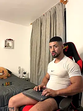 Snapshot of Ezzio_Scolaro chatting on 10/17/25, 12:14 Ezzio Scolaro online show from 10/17/25, 12:14