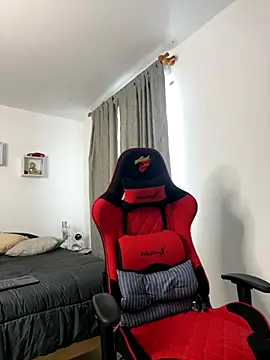 Snapshot of Ezzio_Scolaro chatting on 10/26/25, 12:00 Ezzio Scolaro online show from 10/26/25, 12:00