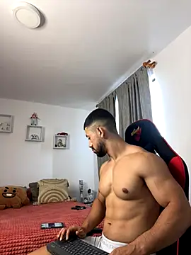 Snapshot of Ezzio_Scolaro chatting on 11/11/25, 12:05 Ezzio Scolaro online show from 11/11/25, 12:05