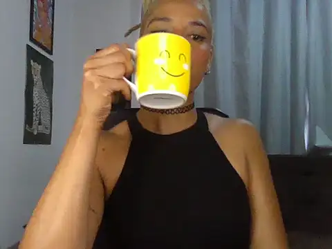 Snapshot of Helenoir chatting on 12/18/25, 12:11 Helenoir online show from 12/18/25, 12:11