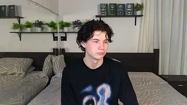 Snapshot of Cute_Mike chatting on 02/14/26, 01:35 Cute Mike online show from 02/14/26, 01:35