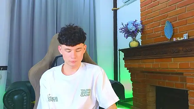 Snapshot of Cute_Mike chatting on 02/17/26, 12:45 Cute Mike online show from 02/17/26, 12:45