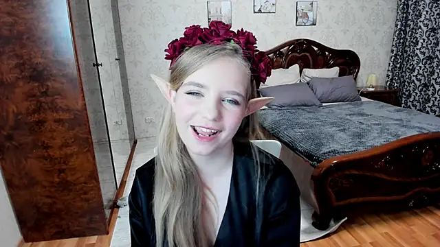 Snapshot of LunaCosplay chatting on 10/21/25, 07:58 LunaCosplay online show from 10/21/25, 07:58