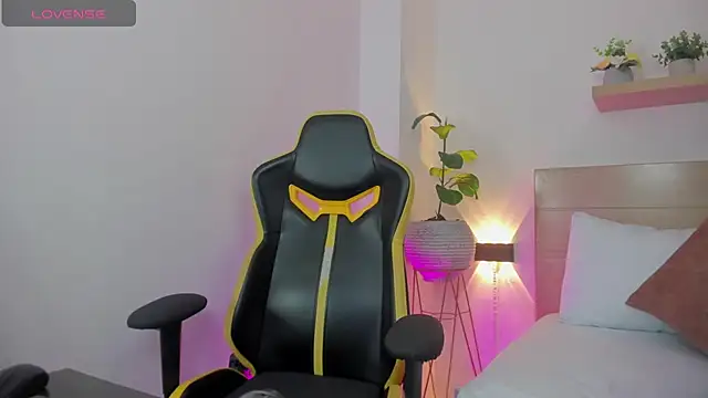 Snapshot of kaitt_ chatting on 11/08/25, 12:49 kaitt online show from 11/08/25, 12:49