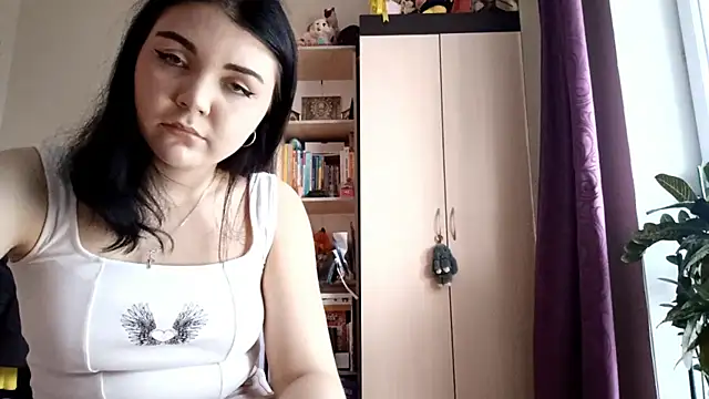 Snapshot of Abi_bee chatting on 10/21/25, 12:06 Abi bee online show from 10/21/25, 12:06