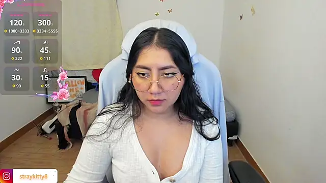 Snapshot of LoveLyy- chatting on 10/13/25, 09:15 LoveLyy- online show from 10/13/25, 09:15