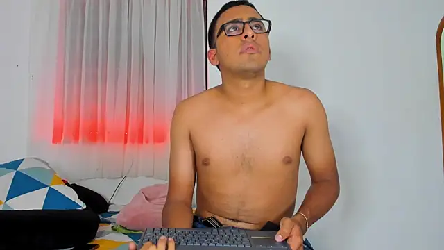 Snapshot of Sexy_Couple_Xx chatting on 10/13/25, 04:12 Sexy Couple Xx online show from 10/13/25, 04:12