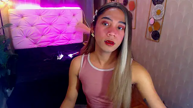 Snapshot of Seductive_nathalie chatting on 10/17/25, 03:14 Seductive nathalie online show from 10/17/25, 03:14