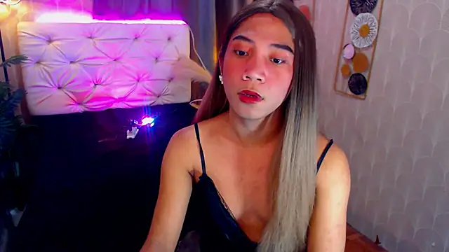 Snapshot of Seductive_nathalie chatting on 10/18/25, 06:19 Seductive nathalie online show from 10/18/25, 06:19