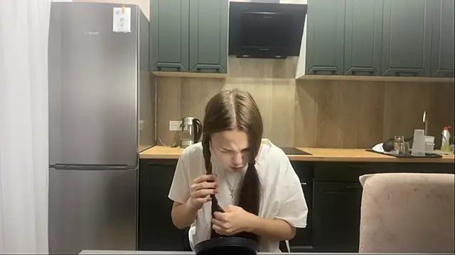 Snapshot of SunnySprinkle chatting on 10/12/25, 11:42 SunnySprinkle online show from 10/12/25, 11:42