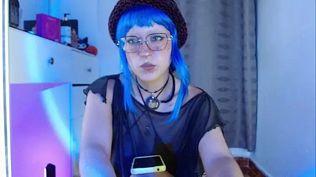 Snapshot of zora_blue777 chatting on 11/19/25, 01:05 zora blue777 online show from 11/19/25, 01:05