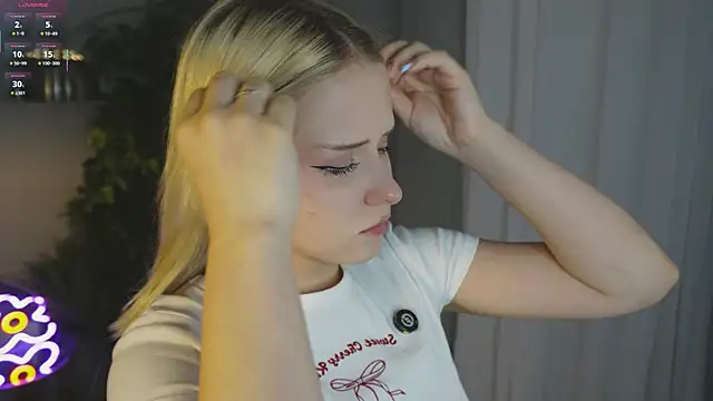 Snapshot of Mol_l_y chatting on 10/17/25, 04:53 Mol l y online show from 10/17/25, 04:53