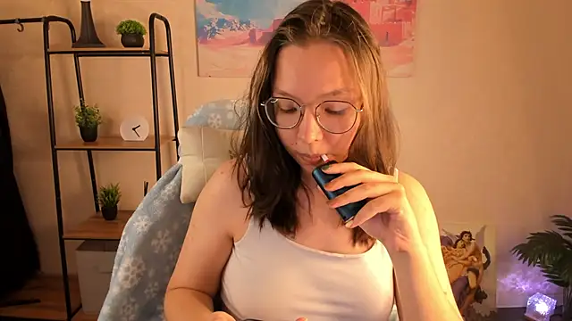 Nuura Moore online show from 10/10/25, 01:04