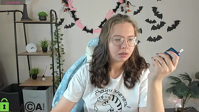 Nuura Moore online show from 11/07/25, 12:54