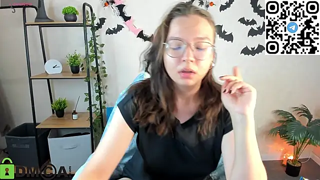 Nuura Moore online show from 11/08/25, 01:06