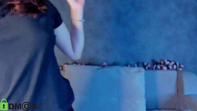 Nuura Moore online show from 11/11/25, 12:54