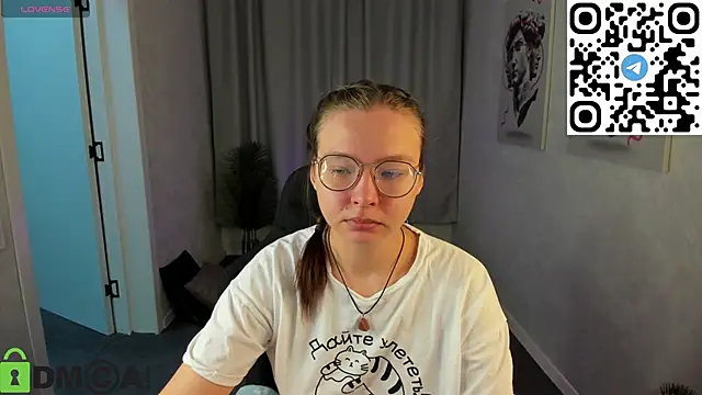 Nuura Moore online show from 11/25/25, 01:16