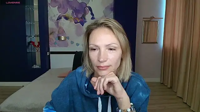 Snapshot of AlinaMoor chatting on 10/07/25, 05:48 AlinaMoor online show from 10/07/25, 05:48