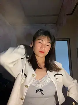 Snapshot of Mylinh- chatting on 10/16/25, 02:12 Mylinh- online show from 10/16/25, 02:12