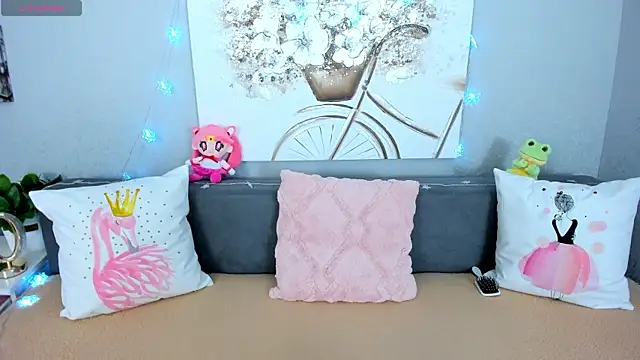 Snapshot of Evarey_ chatting on 12/17/25, 06:30 Evarey online show from 12/17/25, 06:30