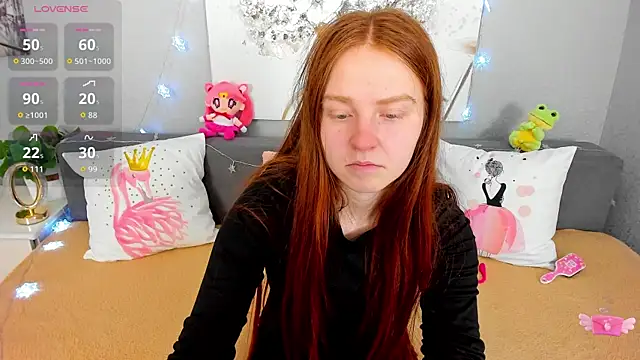 Snapshot of Evarey_ chatting on 12/18/25, 06:30 Evarey online show from 12/18/25, 06:30