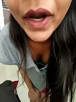 anshika0124 online show from 11/28/25, 04:59