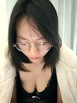 Snapshot of nini10052025 chatting on 10/29/25, 01:41 nini10052025 online show from 10/29/25, 01:41