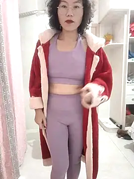 Snapshot of nini10052025 chatting on 11/18/25, 01:00 nini10052025 online show from 11/18/25, 01:00