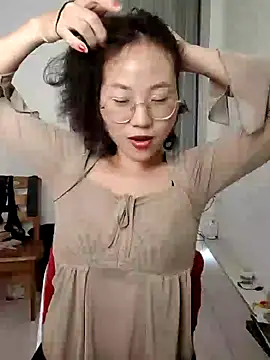 Snapshot of nini10052025 chatting on 11/19/25, 05:18 nini10052025 online show from 11/19/25, 05:18