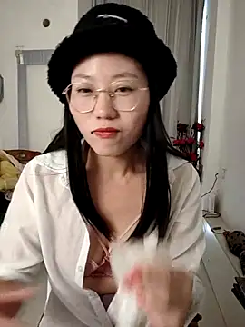 Snapshot of nini10052025 chatting on 12/04/25, 04:22 nini10052025 online show from 12/04/25, 04:22